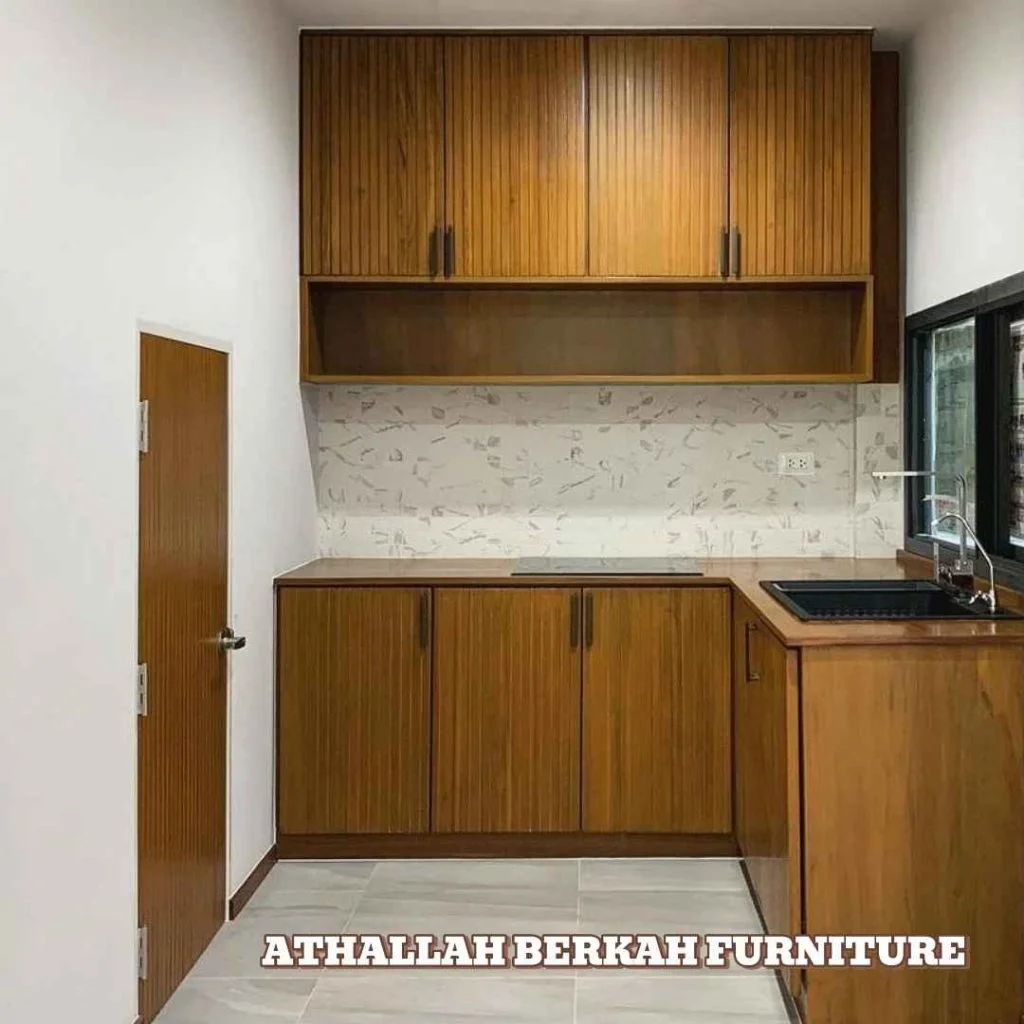 Kabinet custom dengan tampilan kayu natural