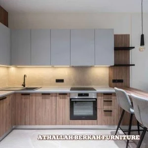 Kitchen set minimalis dengan kombinasi kabinet abu-abu dan motif kayu